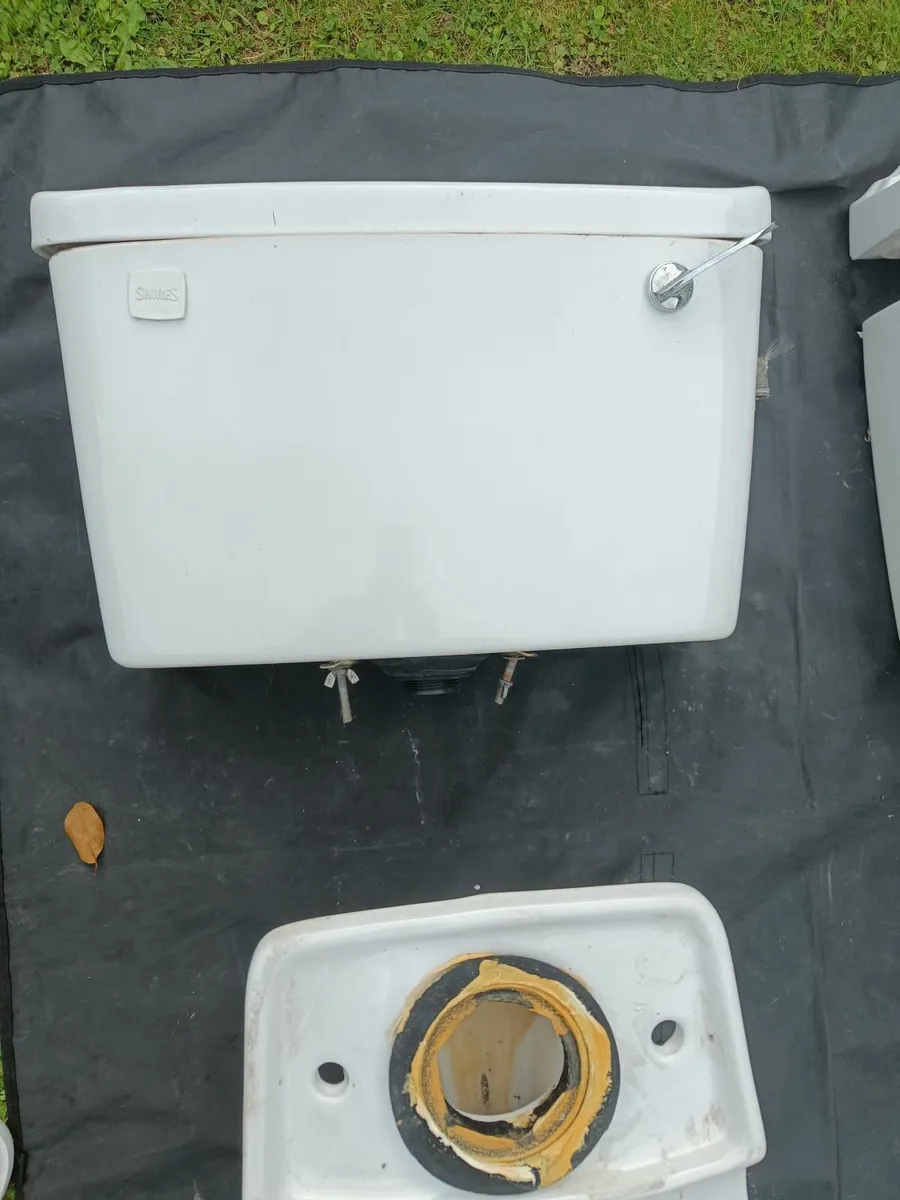Bathroom wash-hand basin & toilet - Image 1