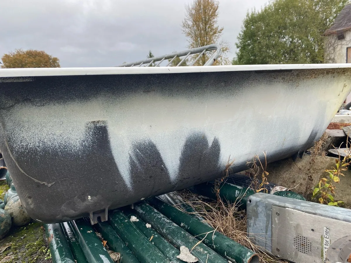 Cast iron bath - Image 1