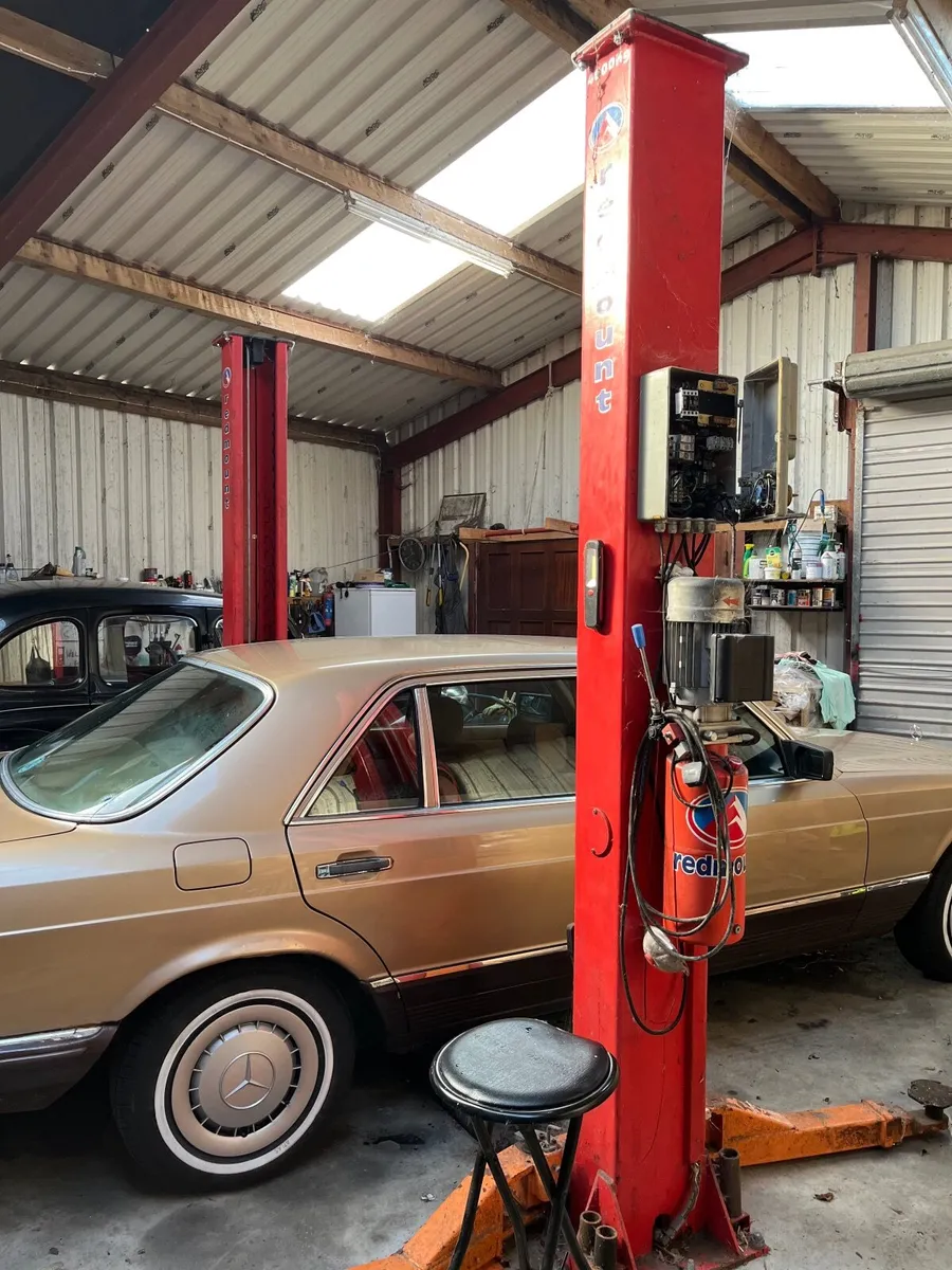 Redmount 4000 Kg 2 Post car lift - Image 1