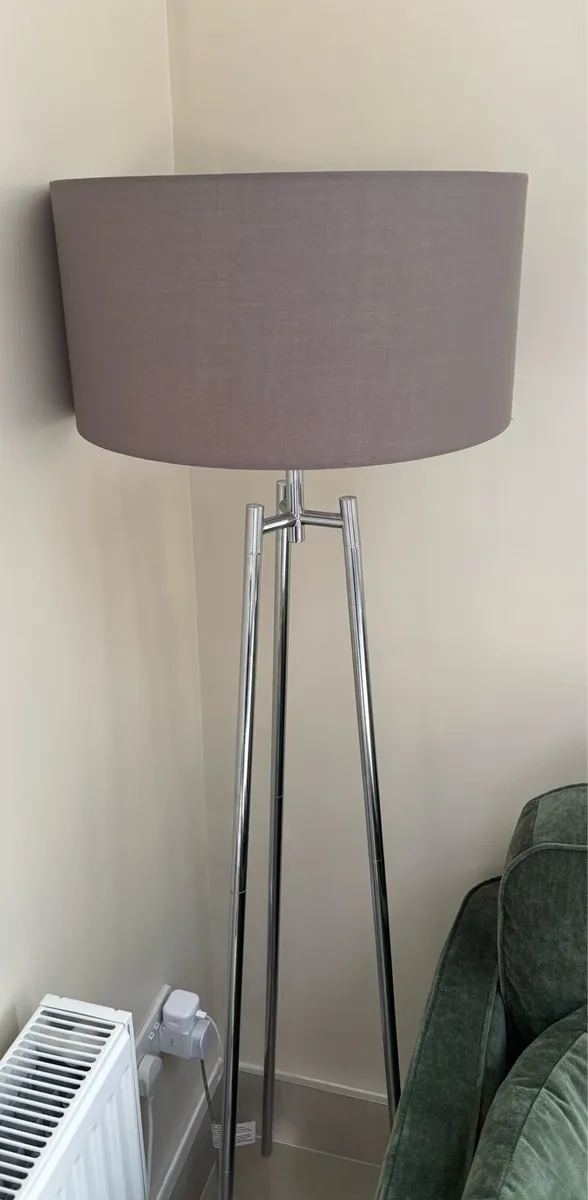 Floor lamp (chrome finish, tripod style with grey) - Image 1
