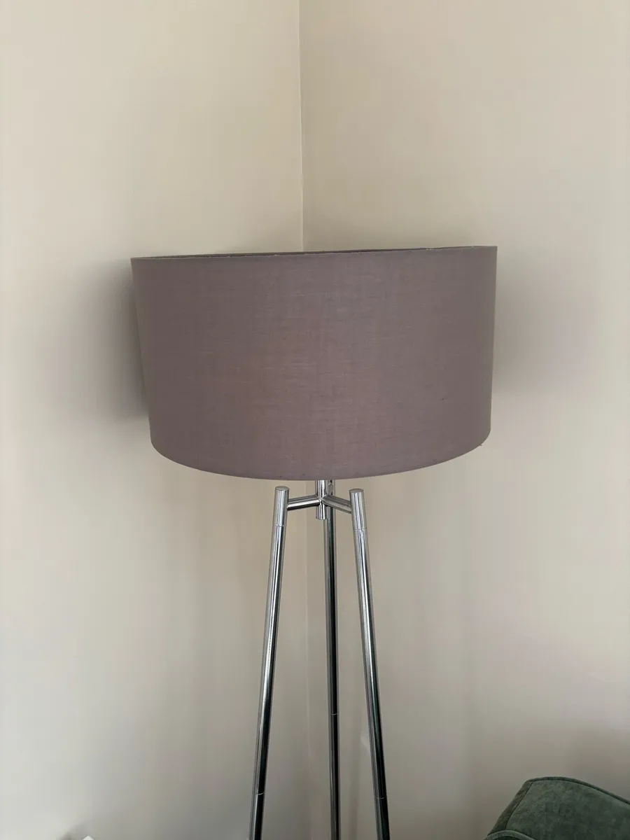 Floor lamp (chrome finish, tripod style with grey) - Image 2