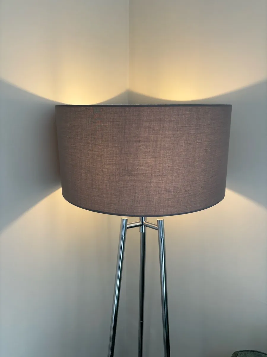 Floor lamp (chrome finish, tripod style with grey) - Image 3
