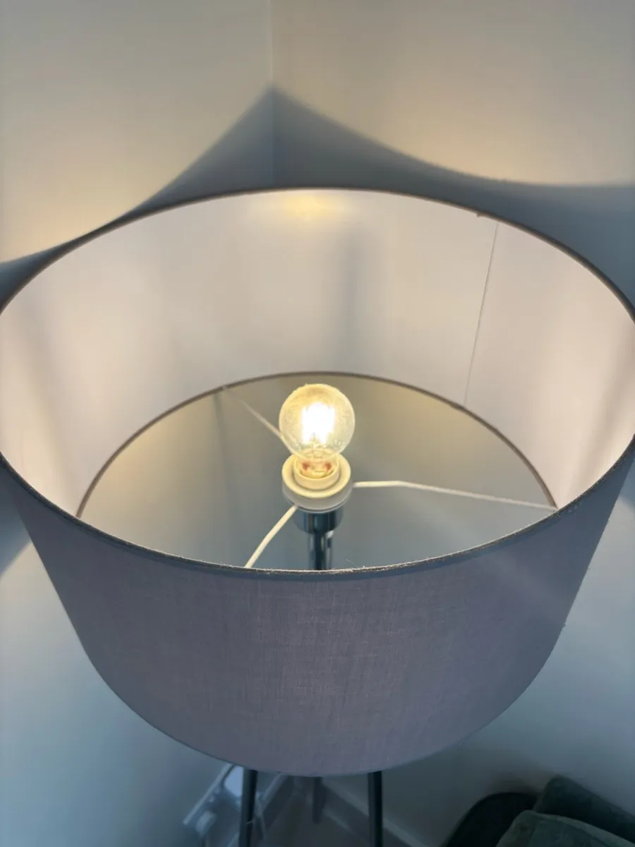 Floor lamp (chrome finish, tripod style with grey) - Image 4