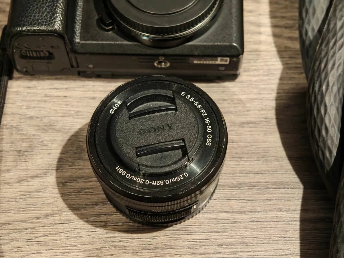 Sony A6400 Camera with 16-50mm Lens Bundle - Image 3
