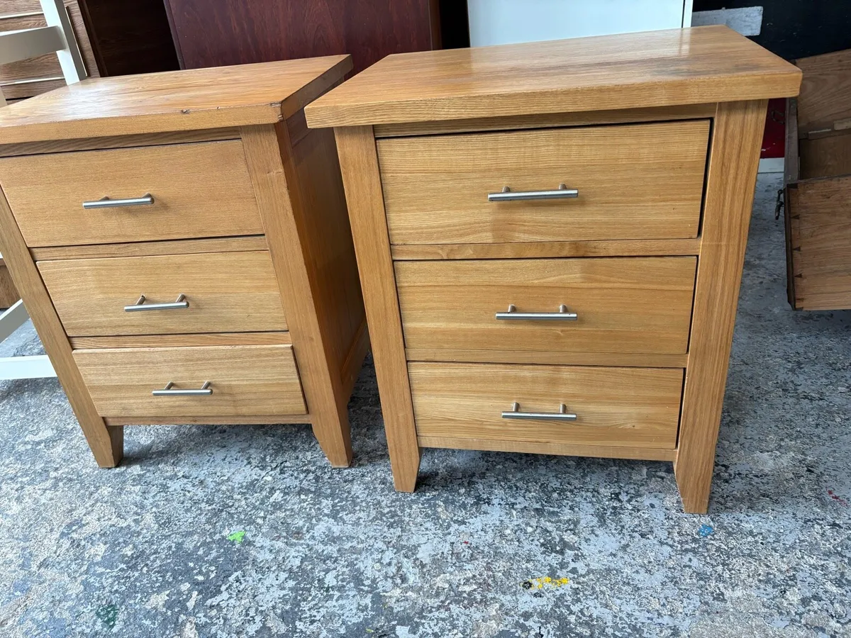 Pair of bedside lockers - Image 1