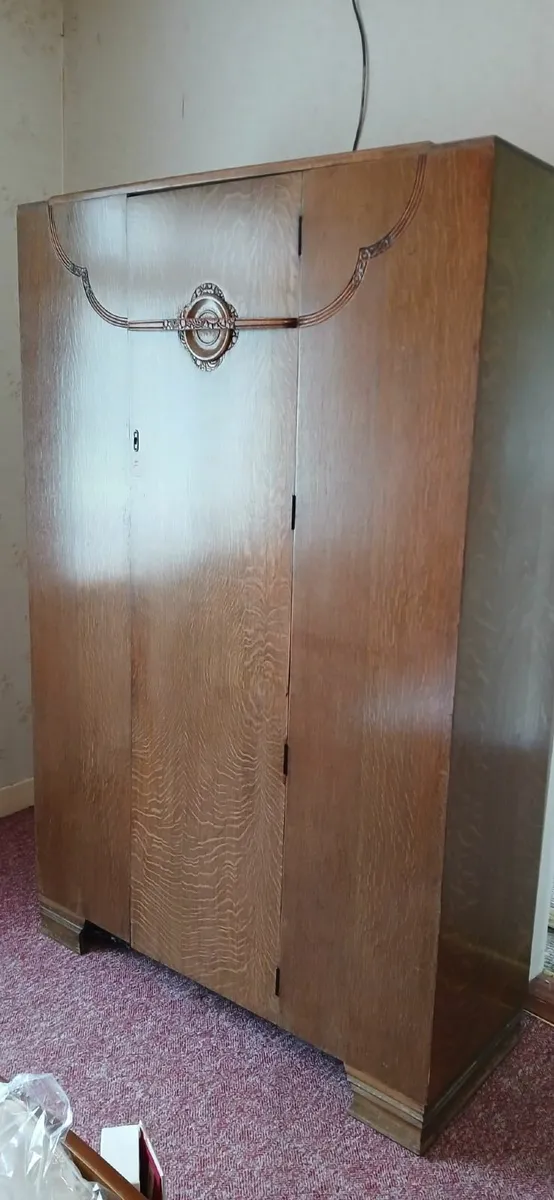 Dressing table and matching wardrobe - Image 2