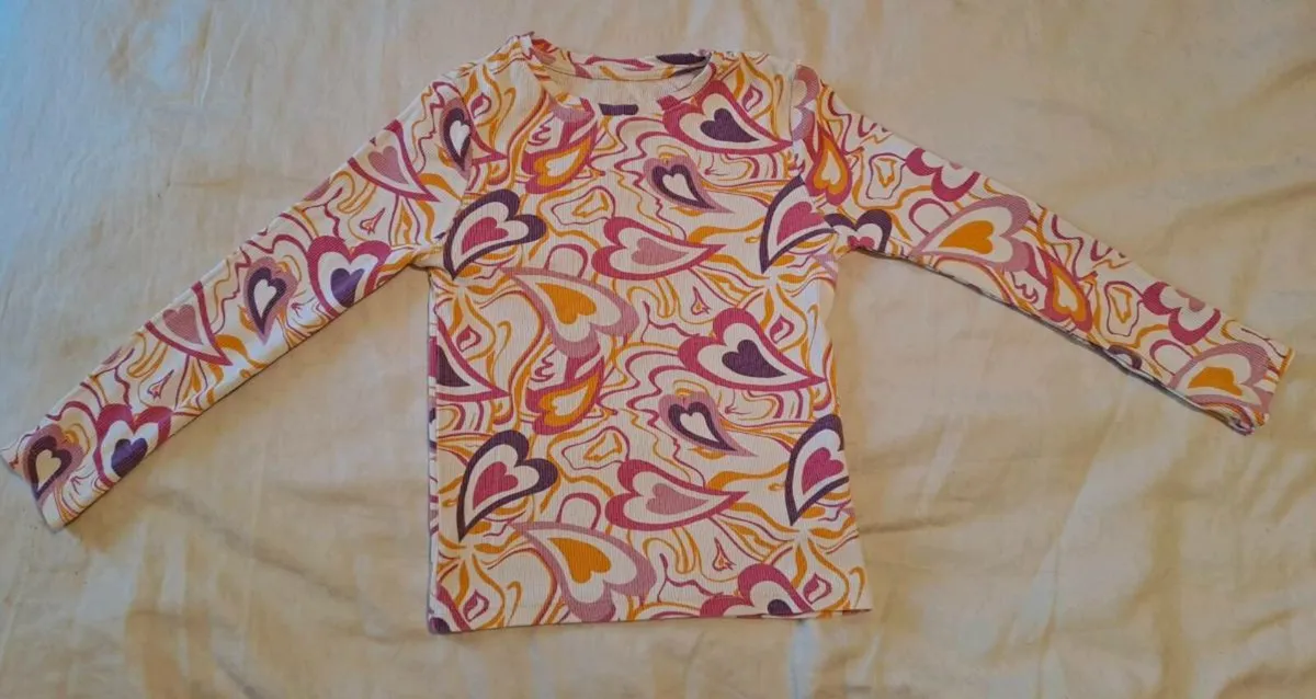 Dunnes heart shirt 6 - 7 y - Image 1
