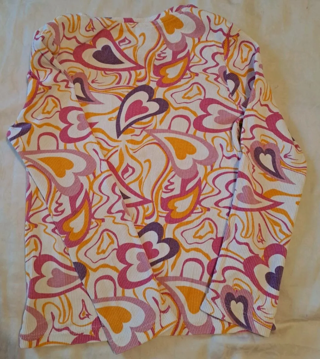 Dunnes heart shirt 6 - 7 y - Image 2