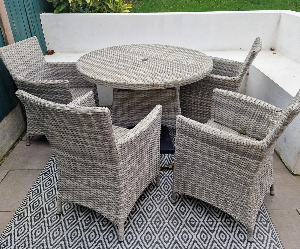 Garden furniture table and 4 chairs with cushions