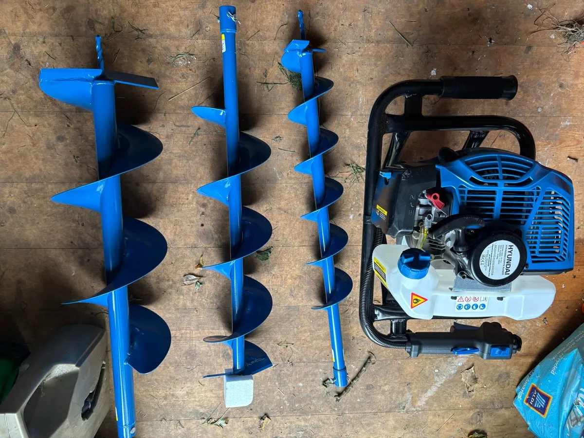 HYUNDAI EARTH AUGER - Image 1