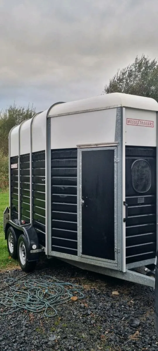 HORSE BOX - Image 1