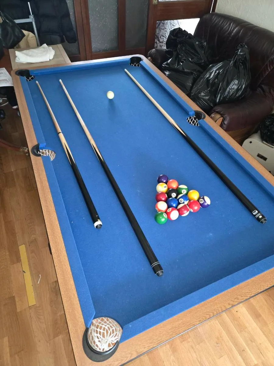 Pool table - Image 1