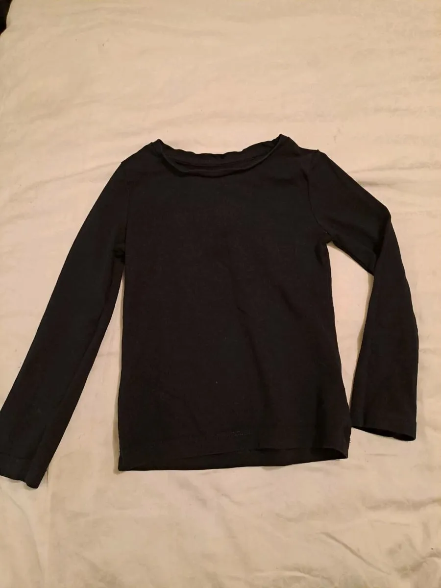 Dunnes black shirt 4 to 5 y - Image 1