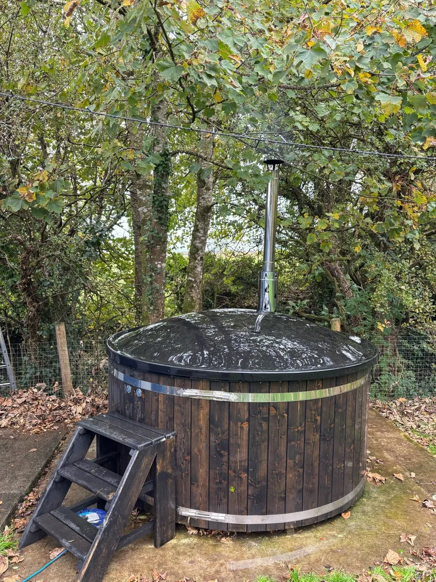 HOT TUB - Image 1