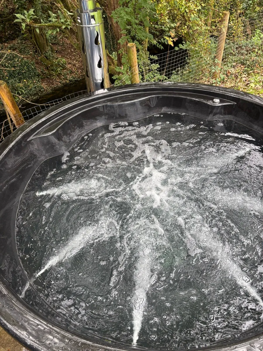 HOT TUB - Image 3