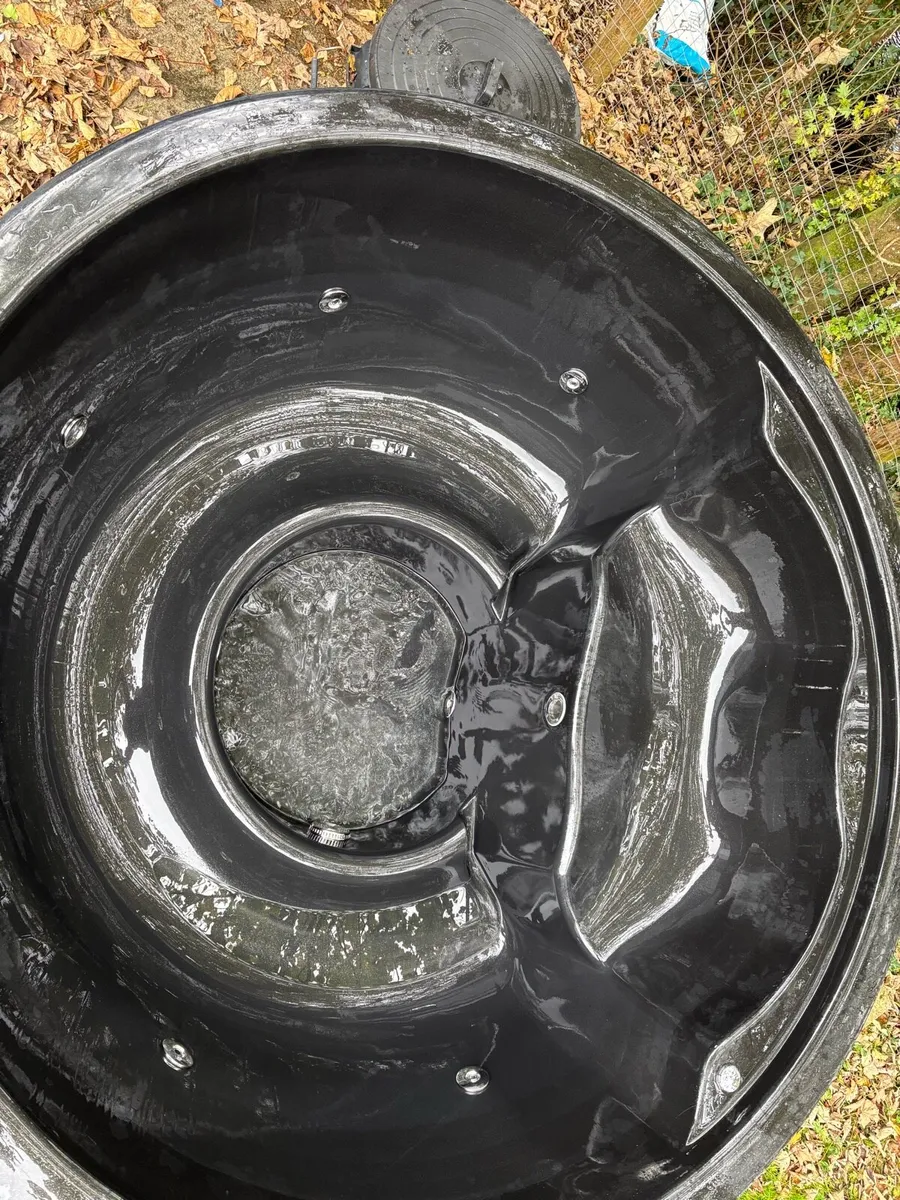 HOT TUB - Image 4