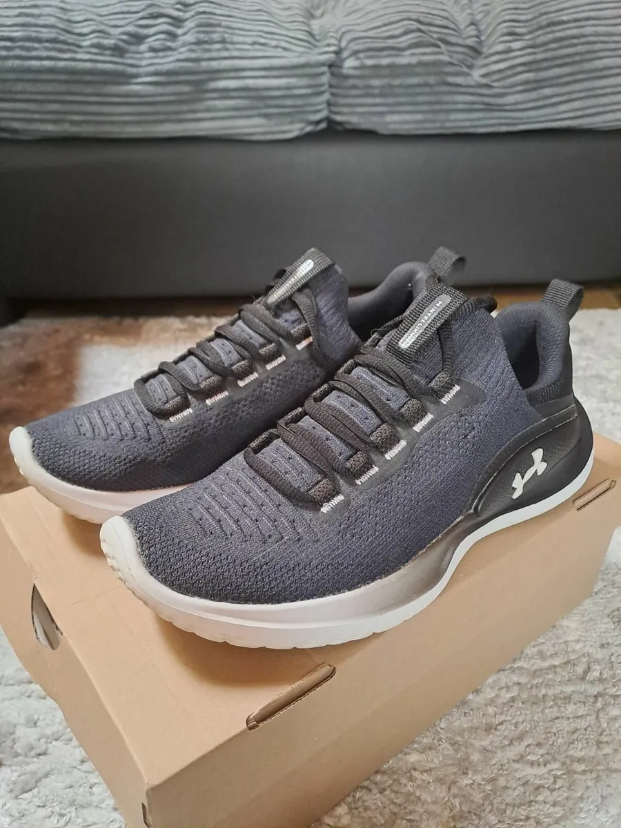 Women UA trainers size 5.5 - Image 1