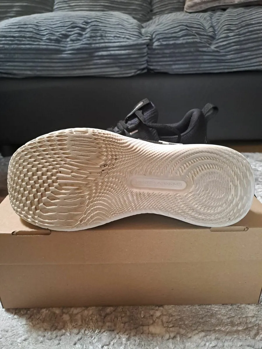 Women UA trainers size 5.5 - Image 3