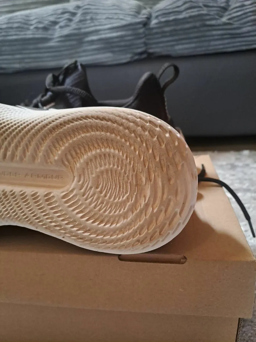 Women UA trainers size 5.5 - Image 4