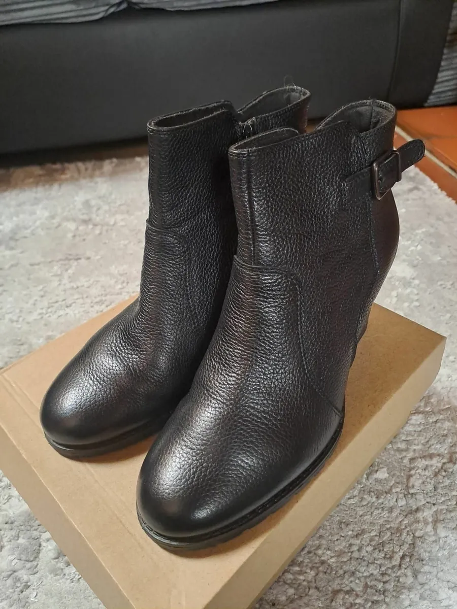 Women Clarks Shoes size 6 - Image 1