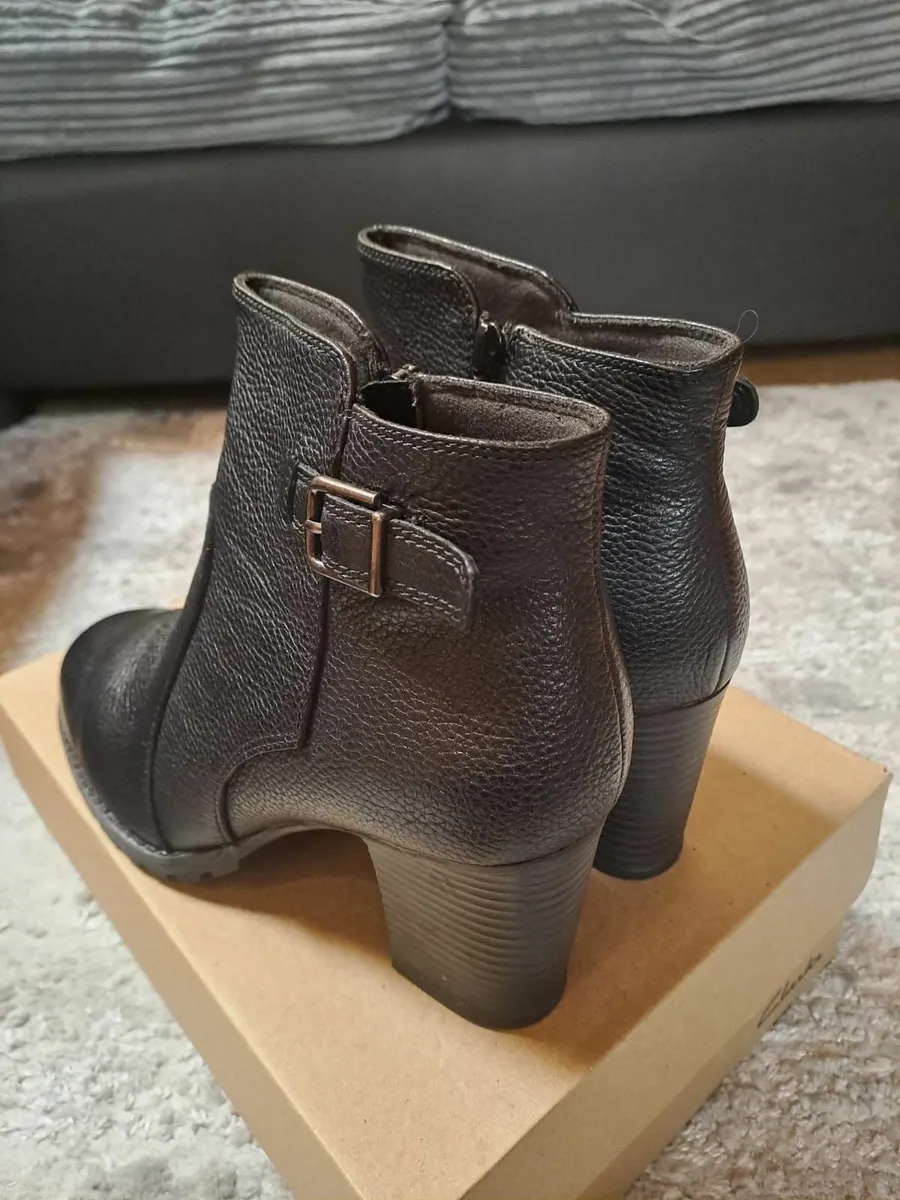 Women Clarks Shoes size 6 - Image 2