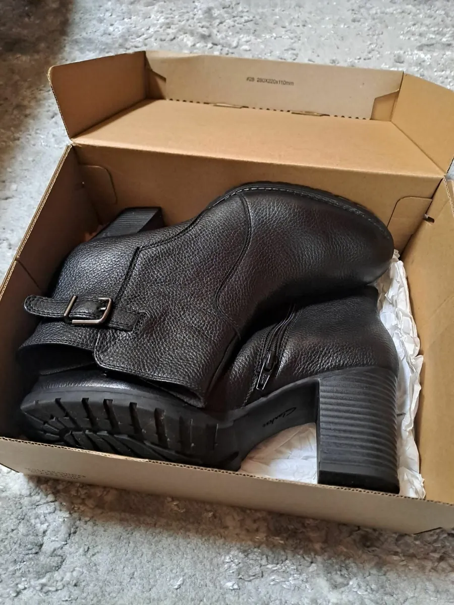 Women Clarks Shoes size 6 - Image 3