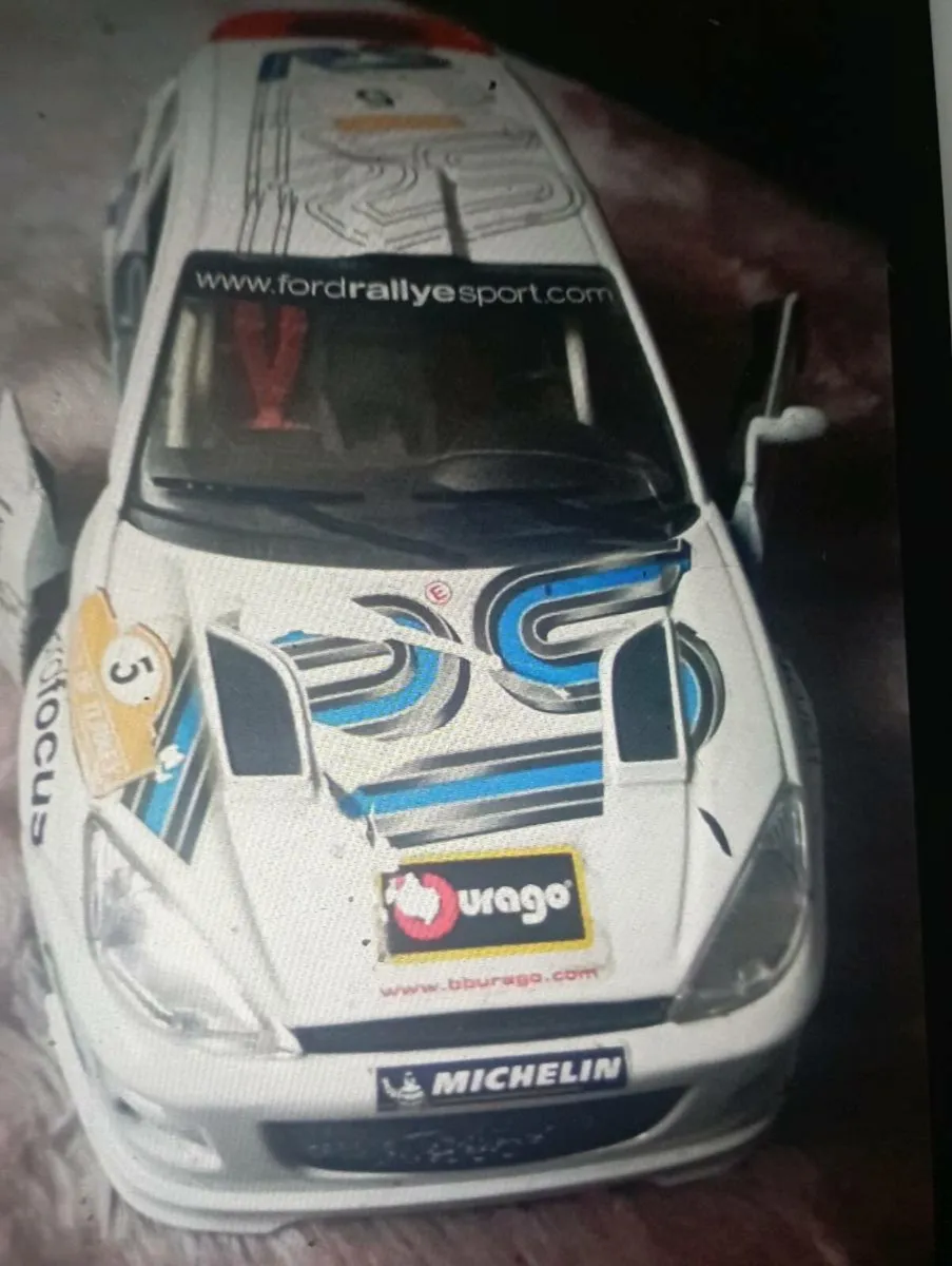 BbURAGO FORD FOCUS LARGE  1-24 SCALE DIE-CAST - Image 1