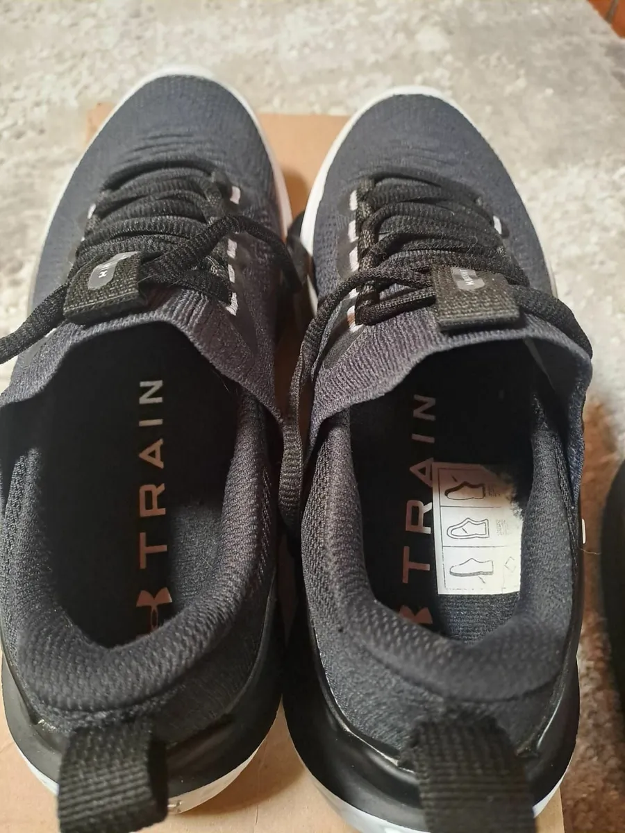 Women UA trainers size 5.5 - Image 2