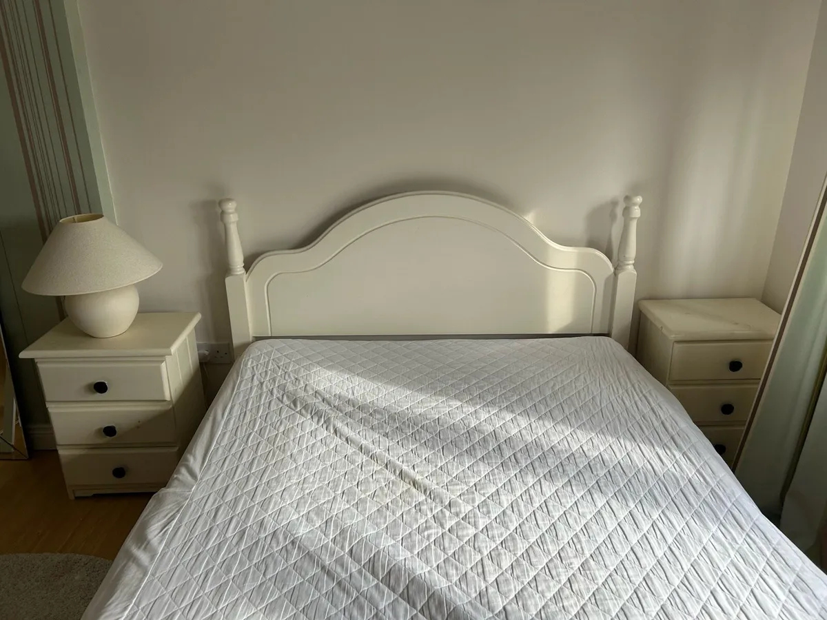 Bed and lockers - Image 2
