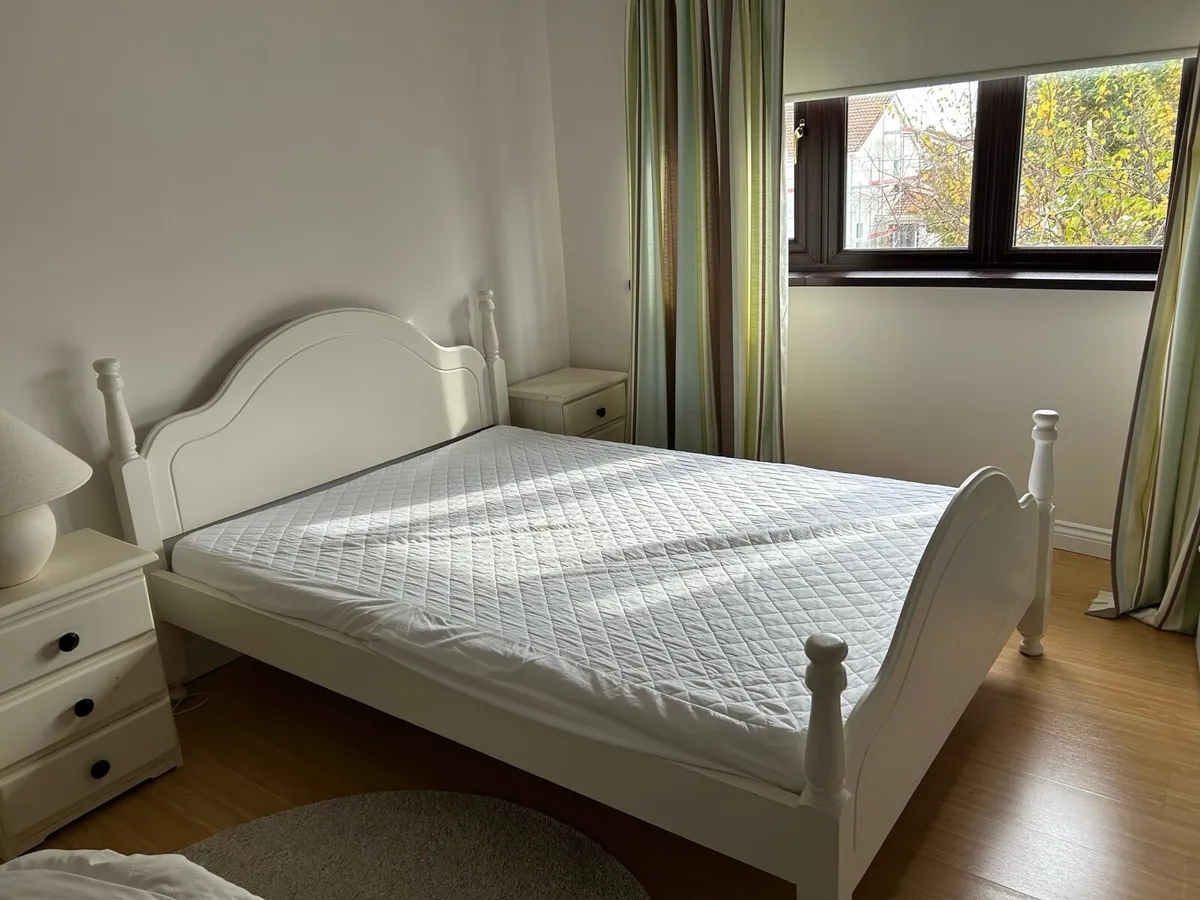 Bed and lockers - Image 1