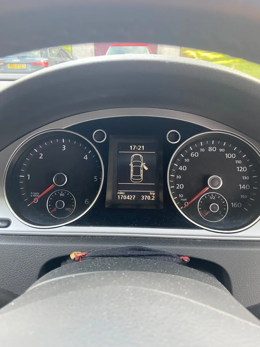 Volkswagen Passat 2011 - Image 2
