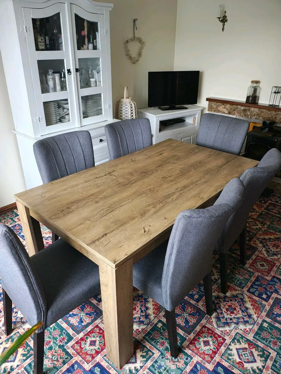 Table and chairs - Image 1