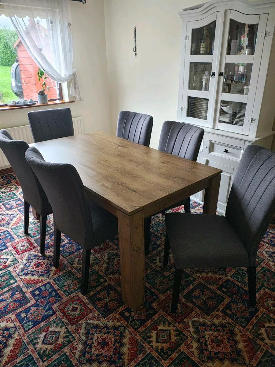 Table and chairs - Image 2