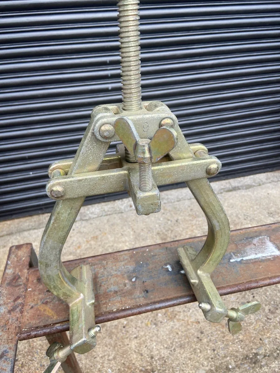 5 - 9 pipe clamp as new condition - Image 1