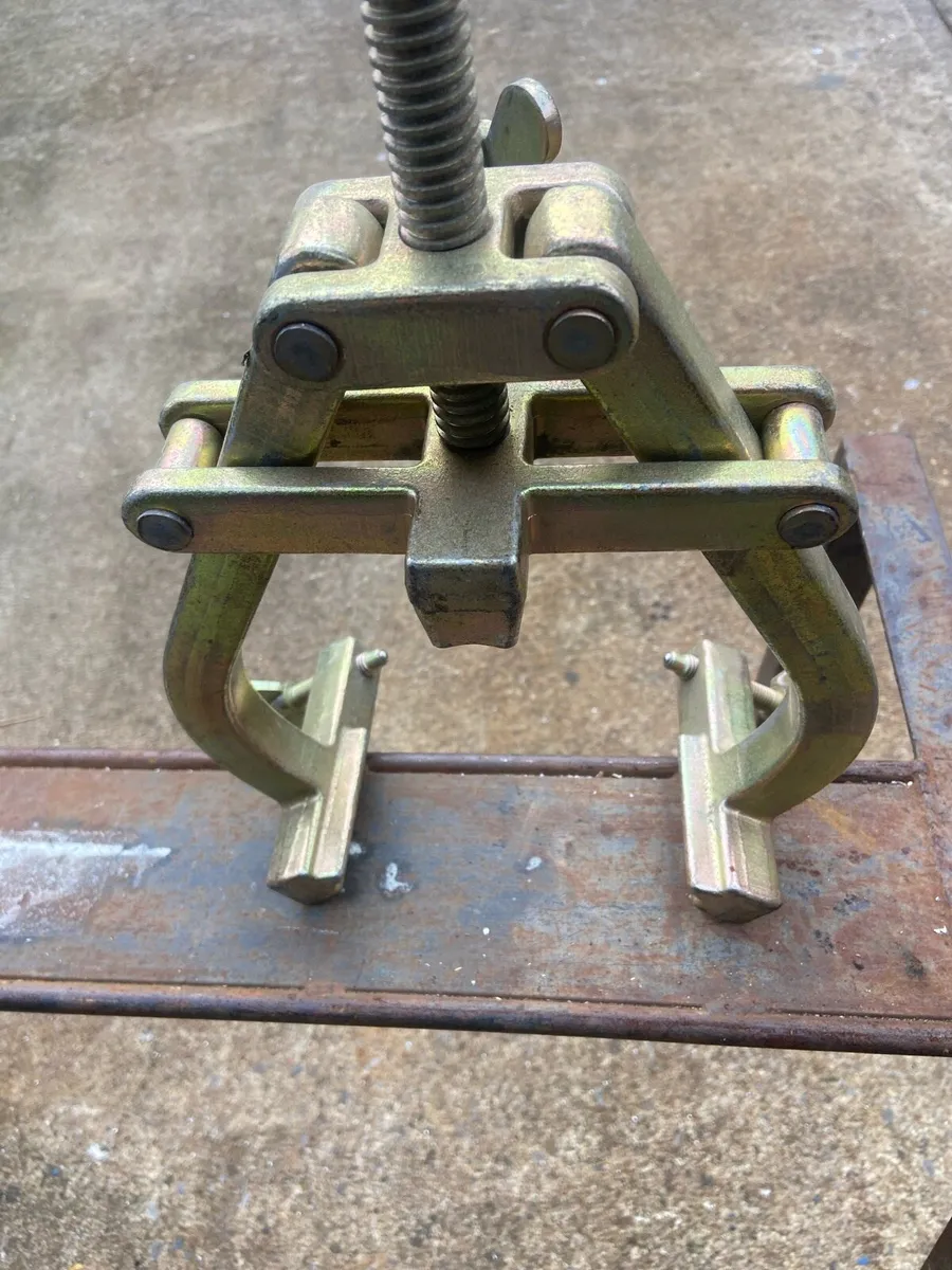 5 - 9 pipe clamp as new condition - Image 3