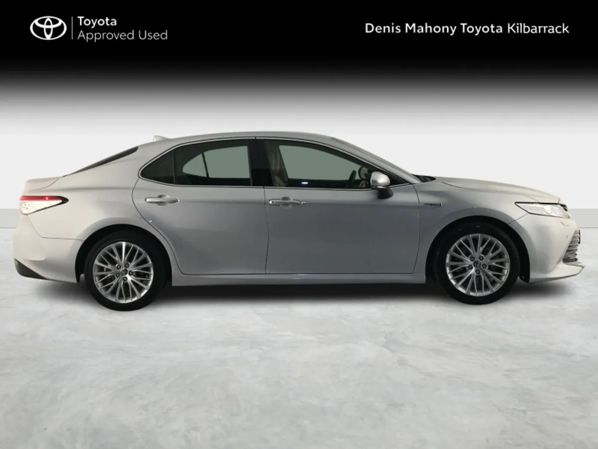 Toyota Camry Platinum Hybrid - Image 3