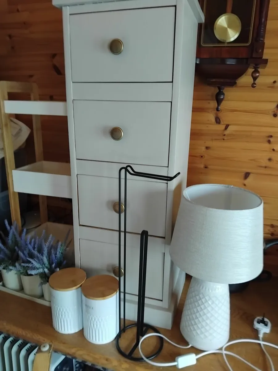 Household  stuff in photo to take away free. Asap.