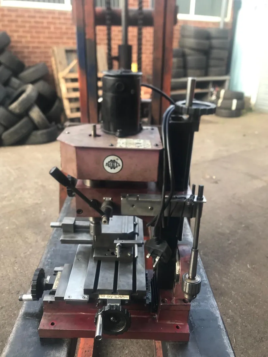 Bench micro milling machine with tooling - Image 3