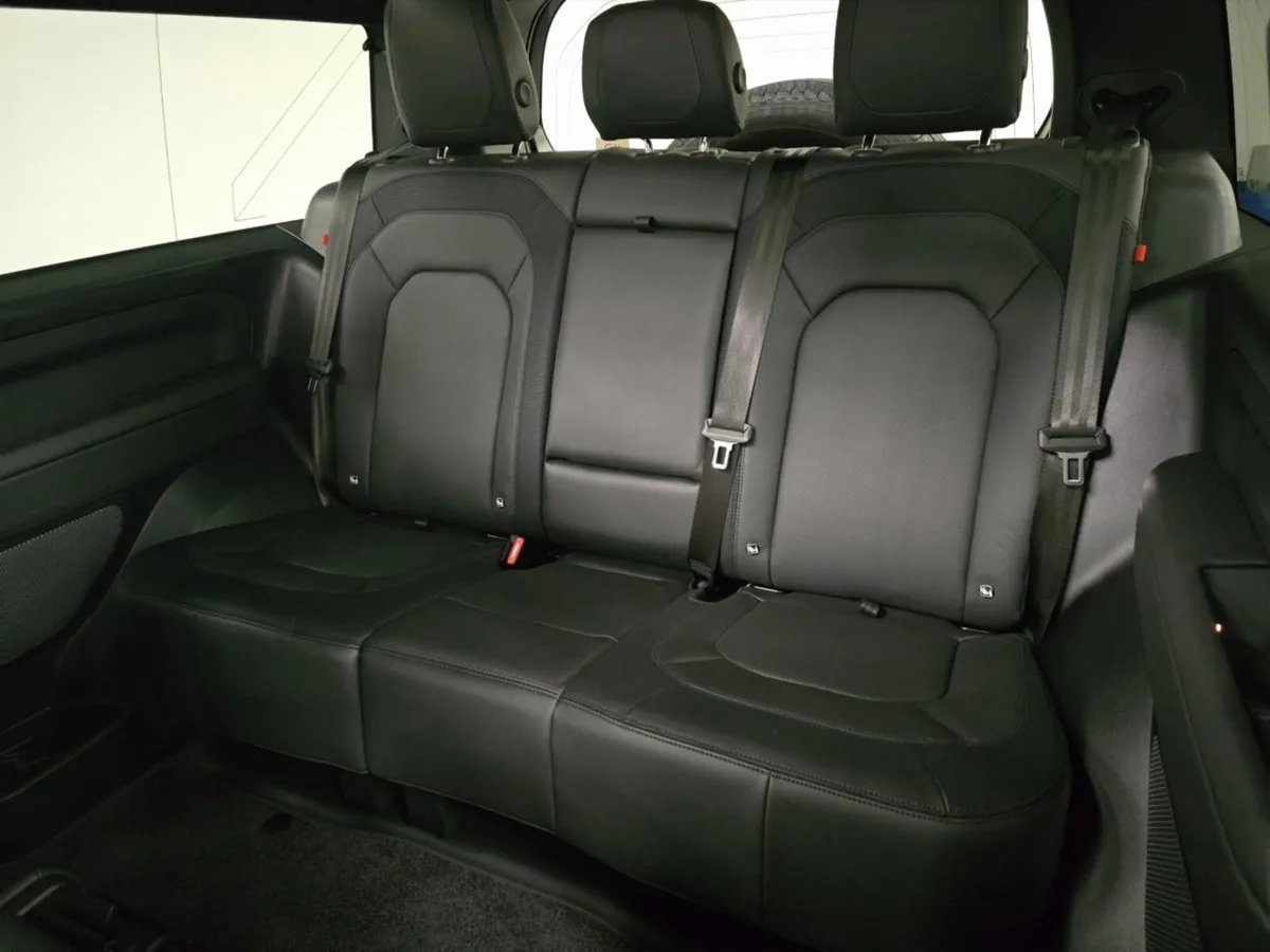 Land Rover Defender Diesel Estate X-Dynamic HSE - Image 4