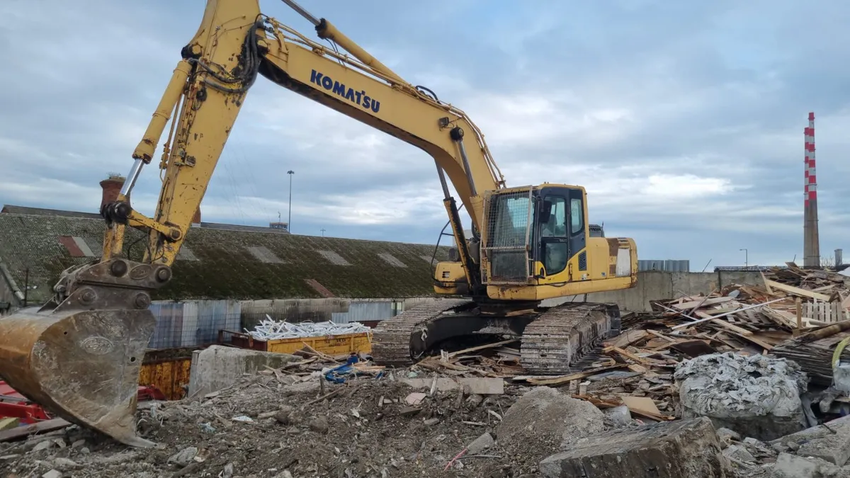 Komatsu PC240LC-8 - Image 1