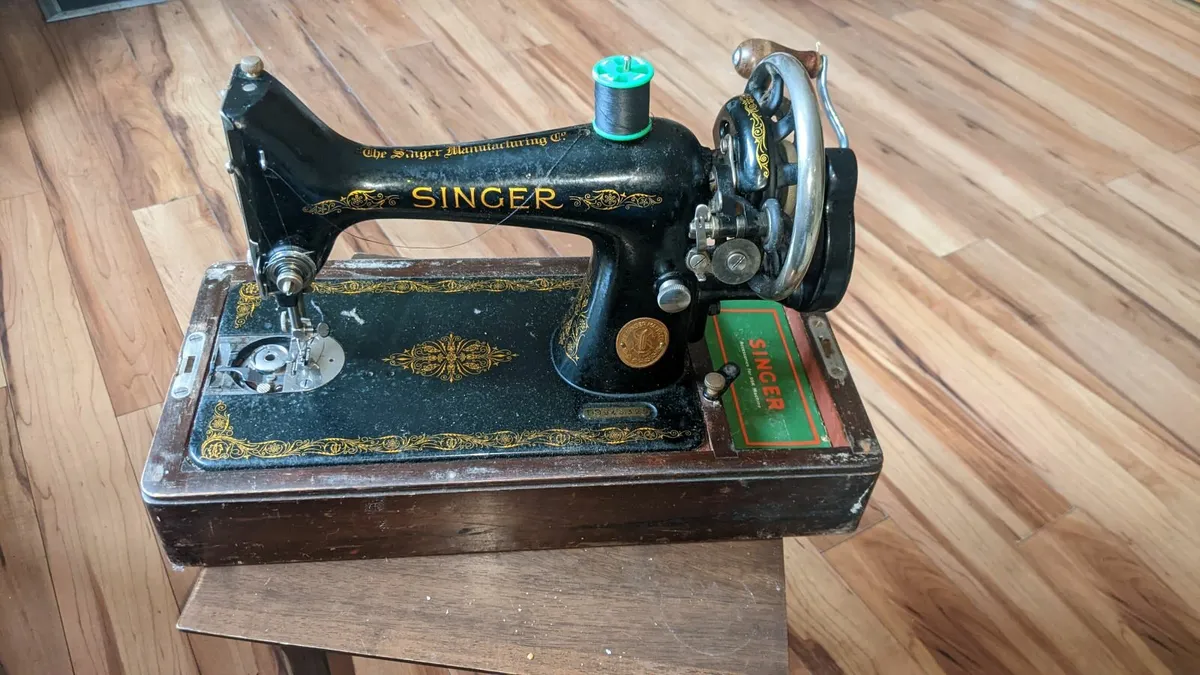 Singer sewing machine - Image 2