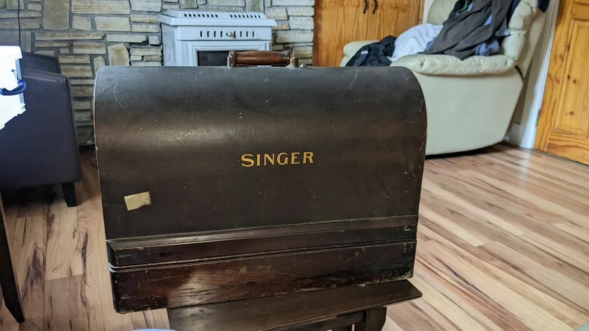 Singer sewing machine - Image 3