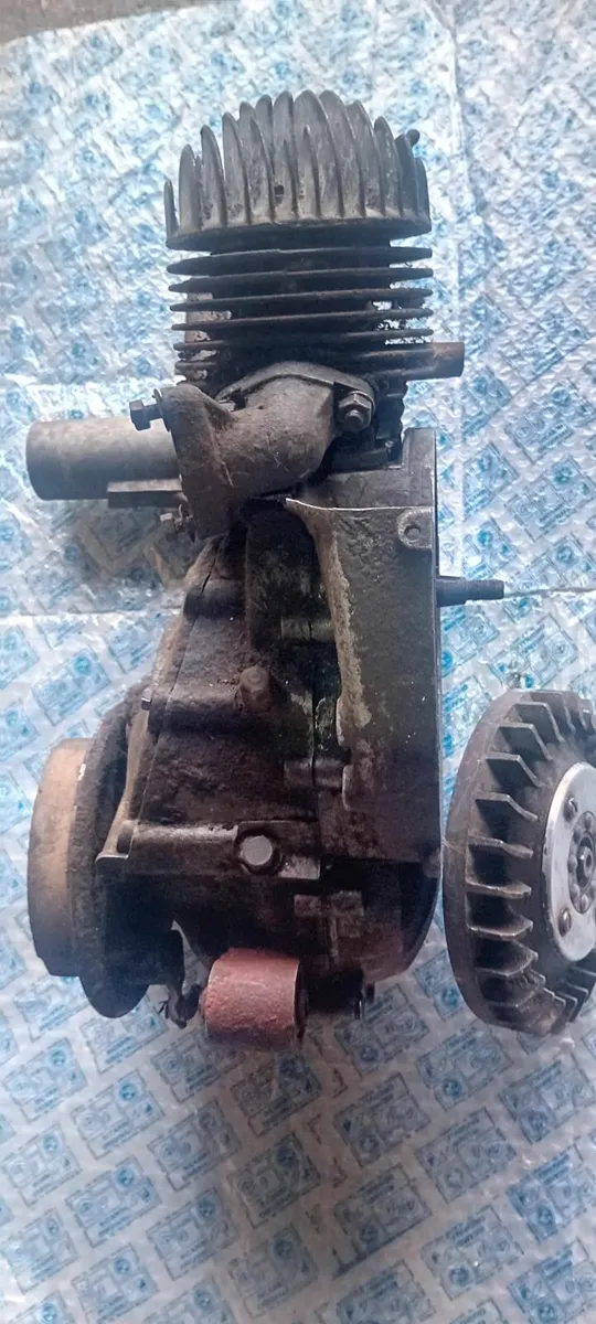 Vespa 100 parts for sale - Image 1