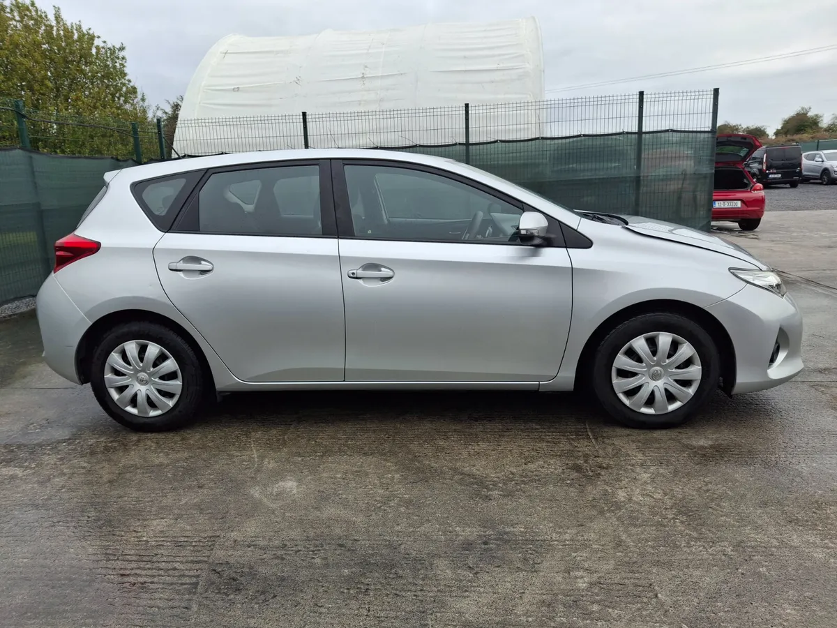 ?132 Toyota Auris..Light Damage - Image 4