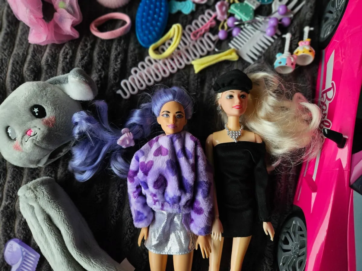Barbie dolls with Barbie car and hair accessories - Image 2