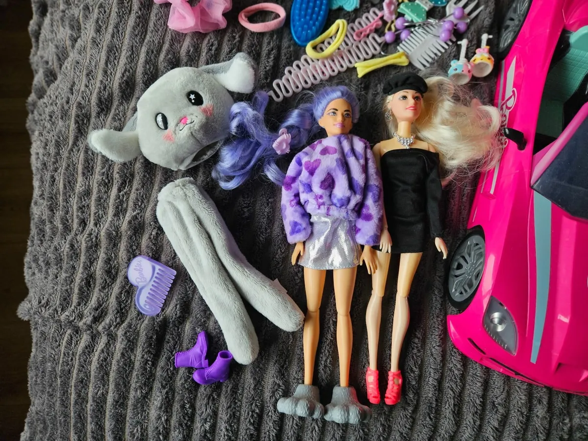 Barbie dolls with Barbie car and hair accessories - Image 3