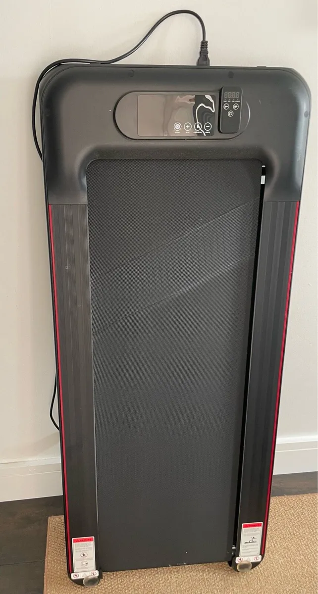 Motorised treadmill with mat - Image 1