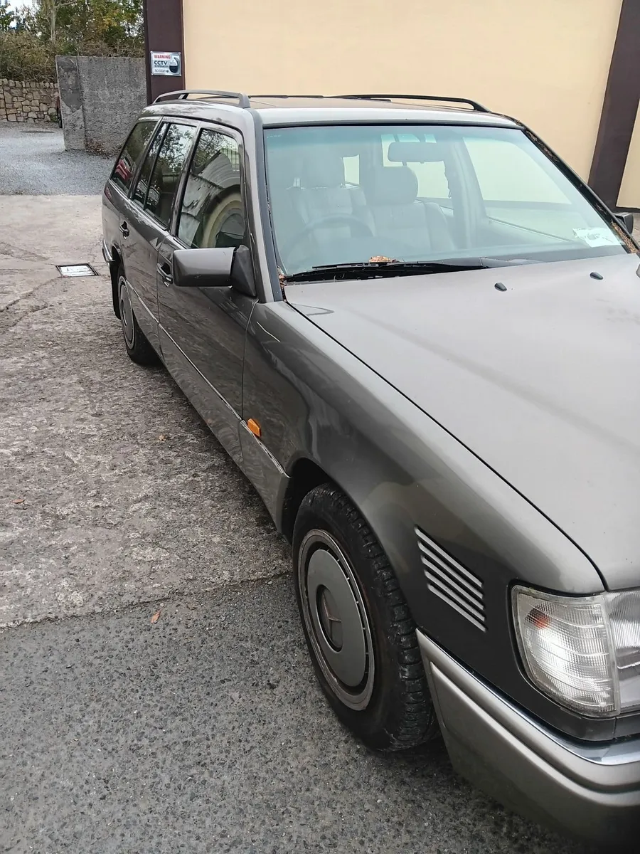 124 Mercedes-Benz estate x2 - Image 3