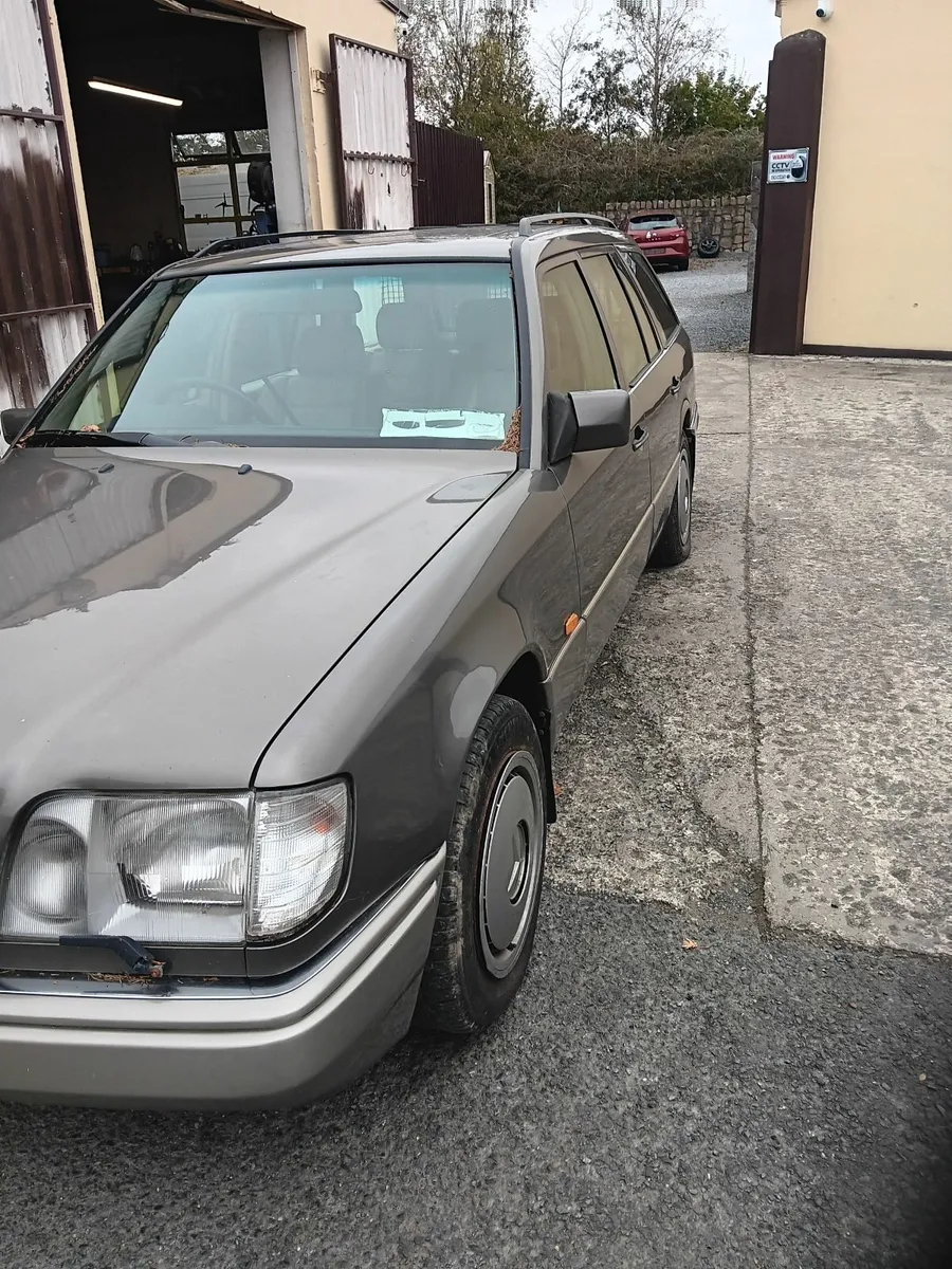 124 Mercedes-Benz estate x2 - Image 4