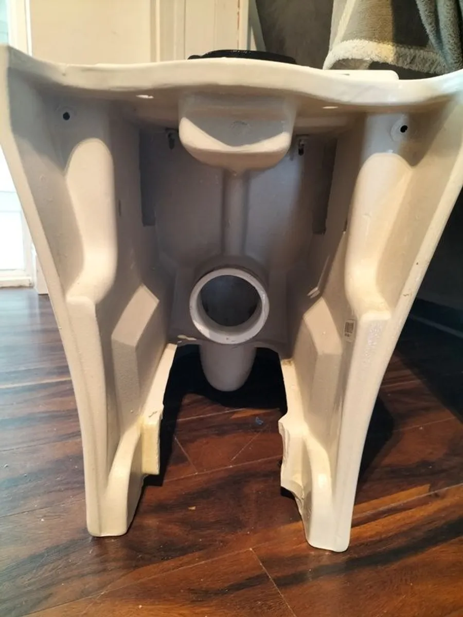 Toilet - Image 4